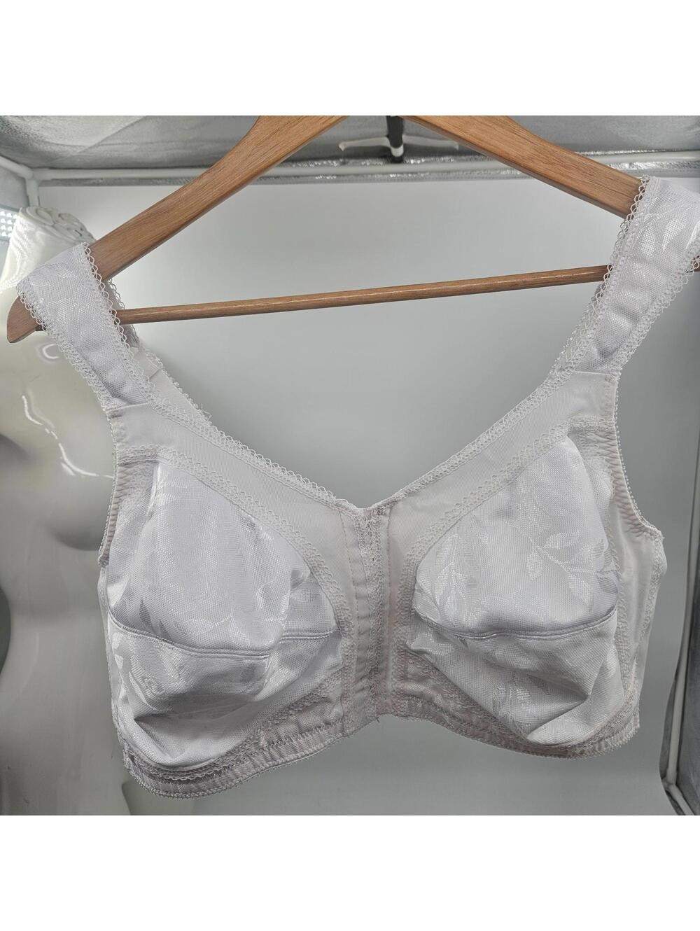 Playtex Style 4695 Bra Front Close White Jacquard Wireless Full Coverage Sz 48B